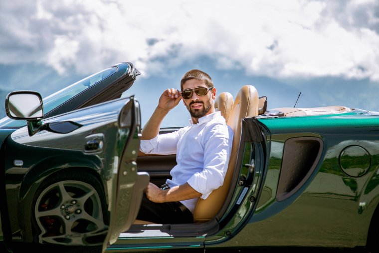 Мужчина в кабриолете
