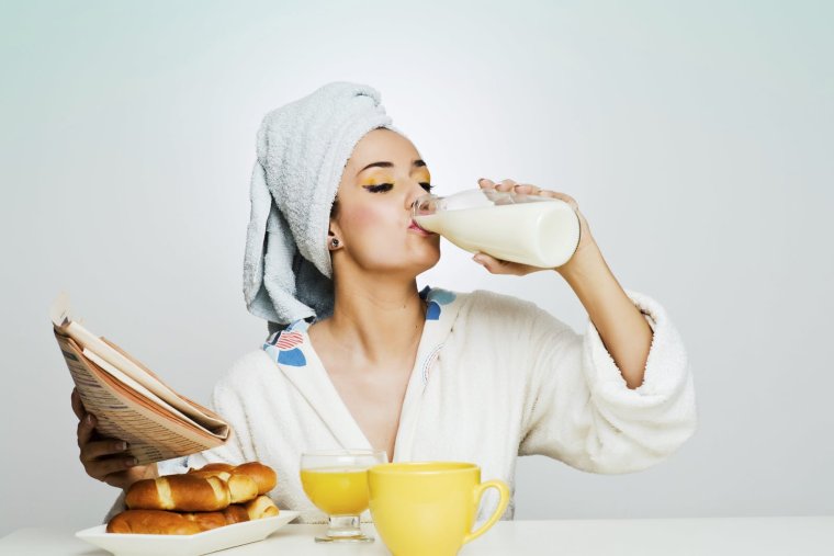 Девушка с йогуртом