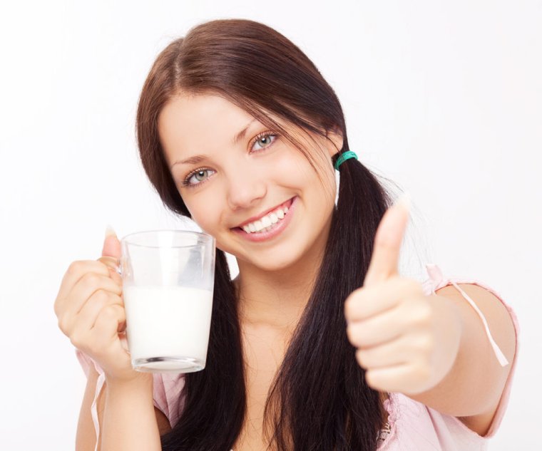 Девушка пьет молоко