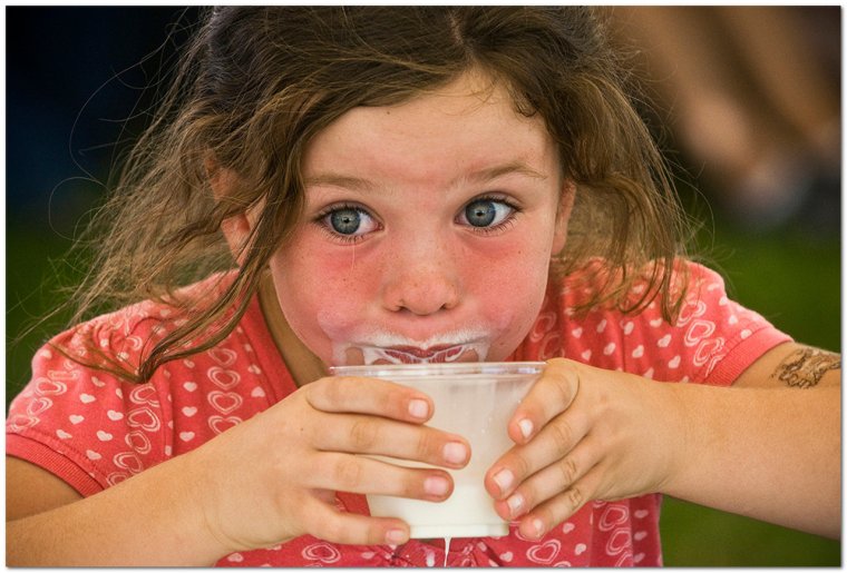 Девочка пьет молоко