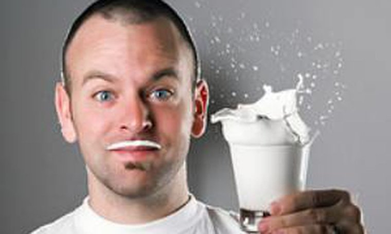 Пьет кефир