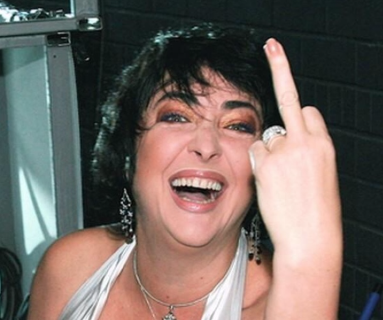 Лолита Милявская показывает фак