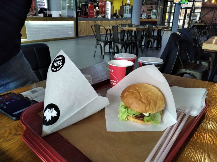 Кольцо в бургере макдональдс