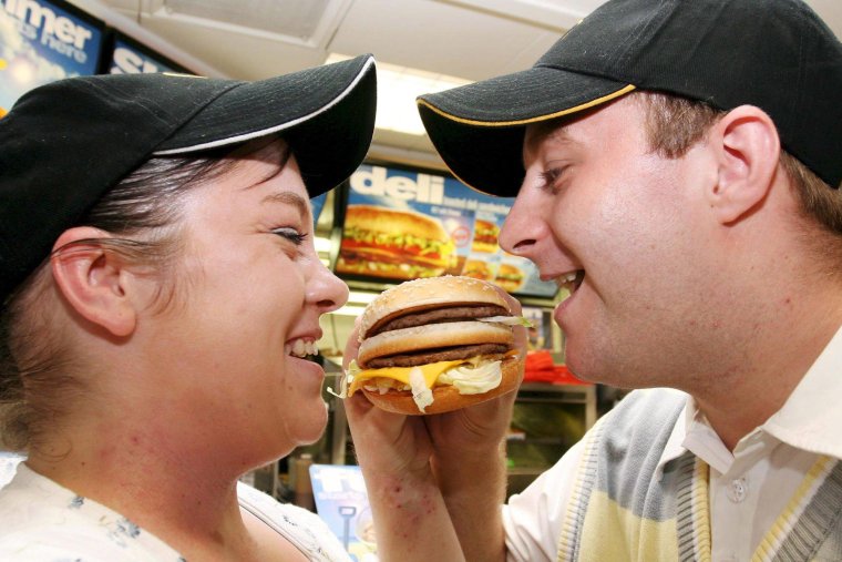 Слуцкий ест гамбургер