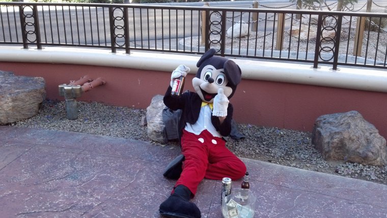 Микки Маус бухой