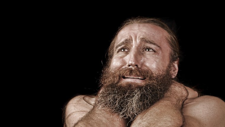 Плачущий бородатый мужик