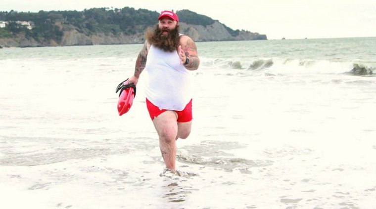 Толстый спасатель на пляже