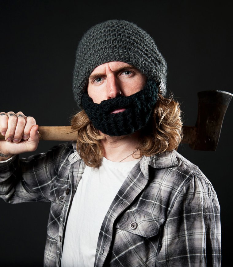Парень в шапке с бородой