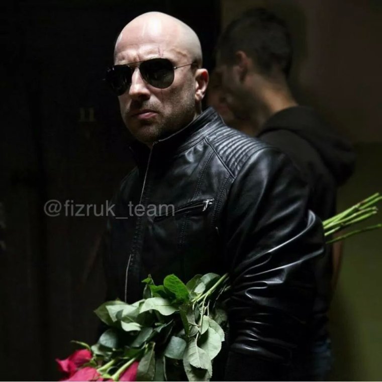 Дмитрий Нагиев с цветами