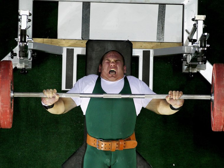 Придавило штангой