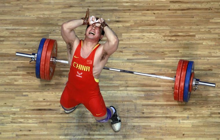 Тяжелоатлет со штангой