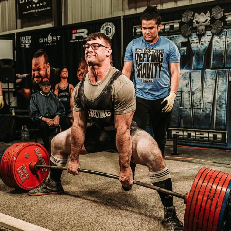 Кот в тренажерном зале