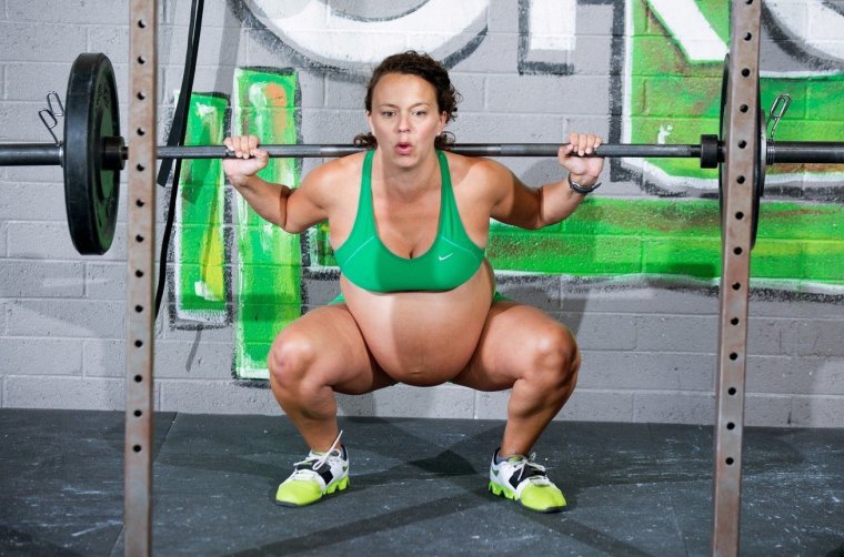 Женщина со штангой
