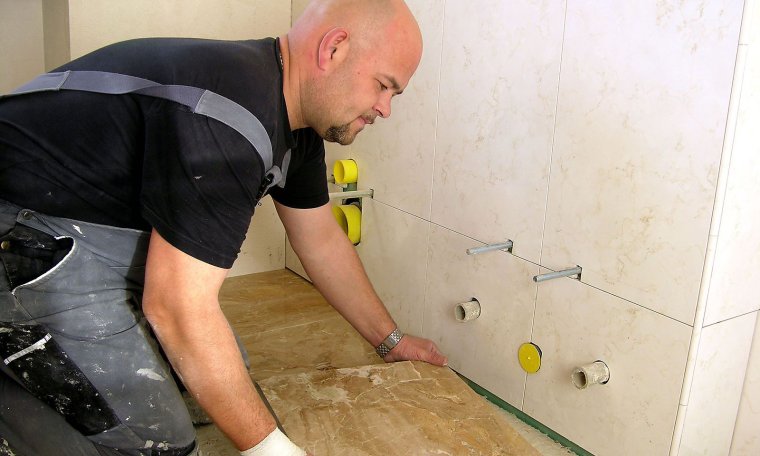 Ложим плитку в ванной