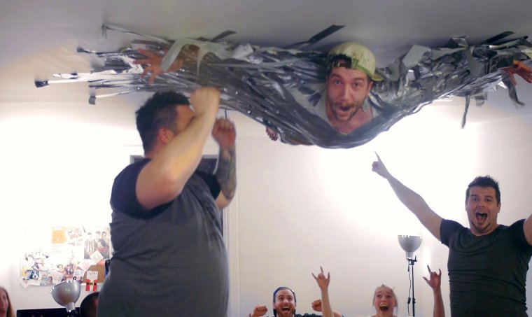 Человек скотчем к стене