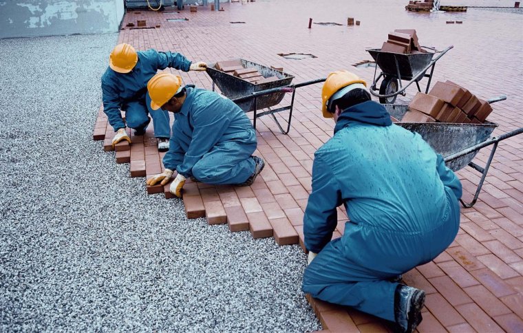 Укладка тротуарной плитки рабочие