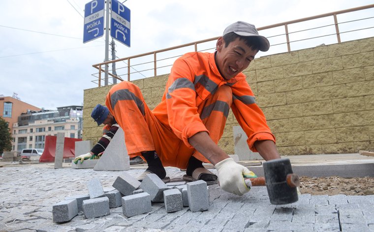 Гастарбайтеры укладывают тротуарную плитку