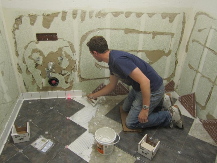 Укладка кафеля в ванной комнате