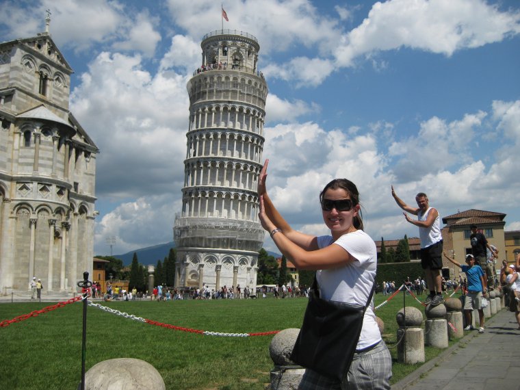 Пизанская башня туристы