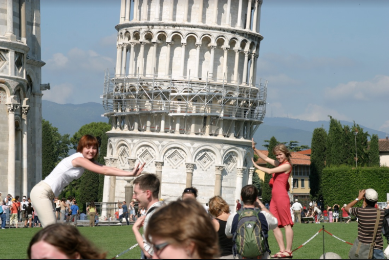 Пизанская башня туристы