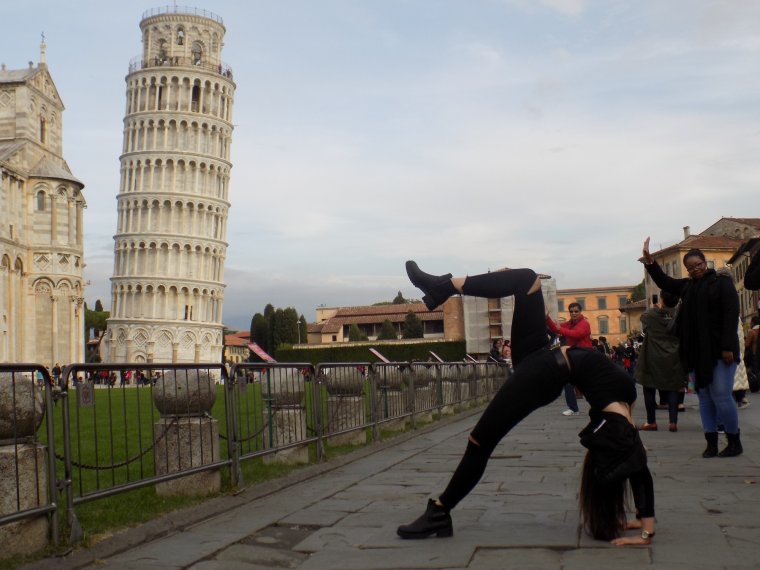Люди на фоне Пизанской башни