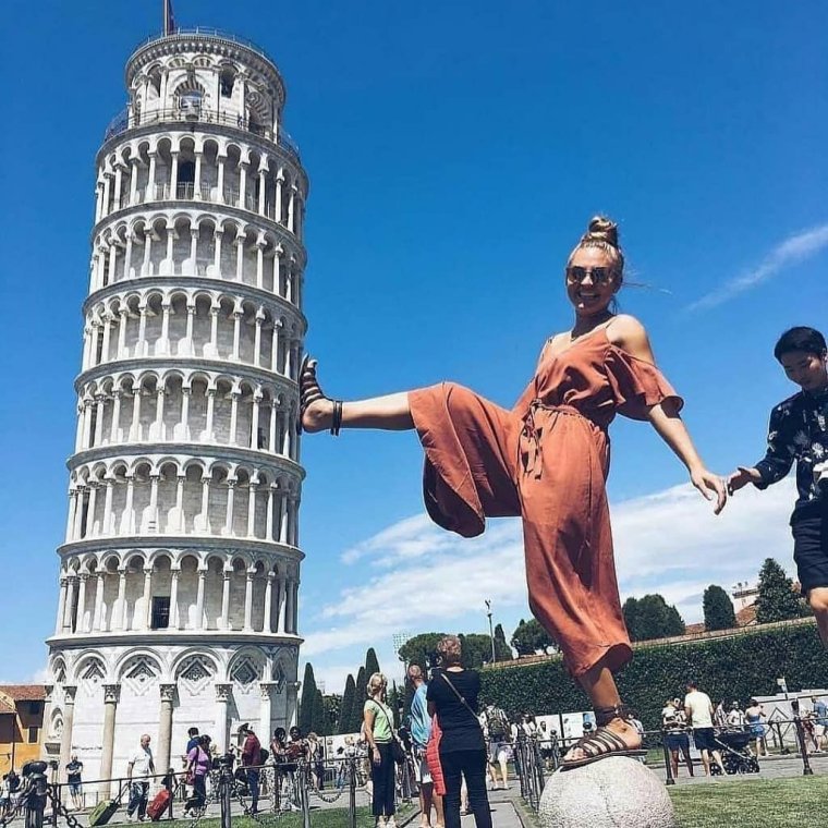 Пизанская башня туристы