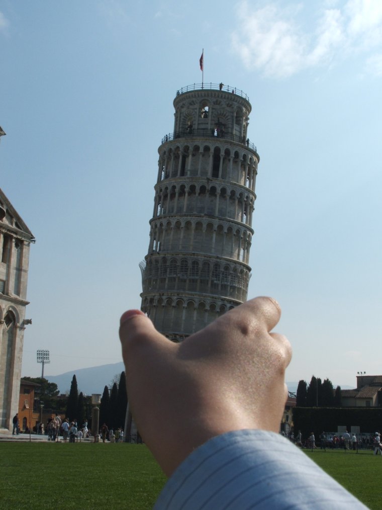 Держит Пизанскую башню