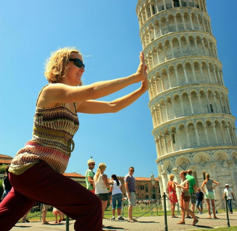 Пизанская башня туристы