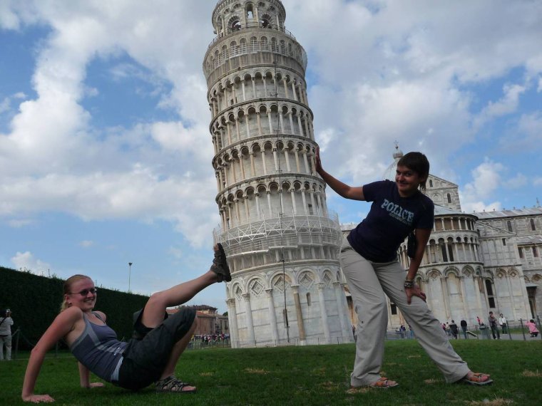 Пизанская башня туристы