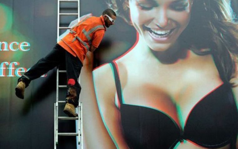 Женщина в лифчике приколы