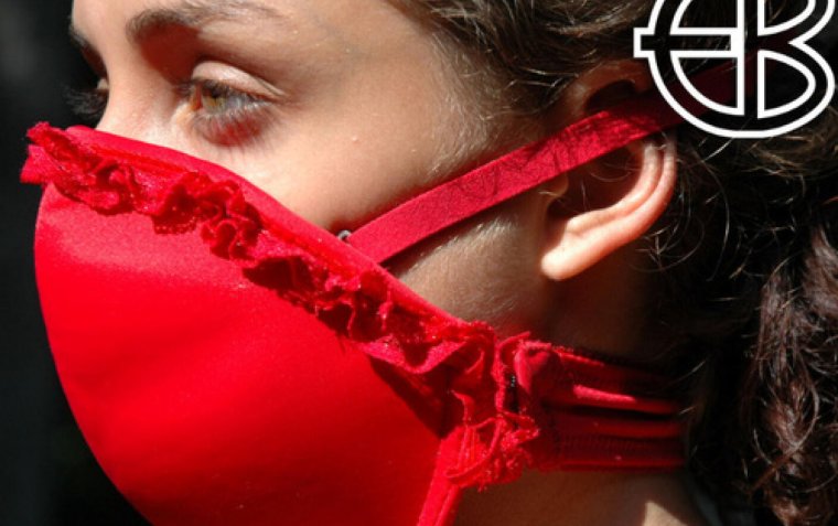 Медицинские маски вместо лифчика