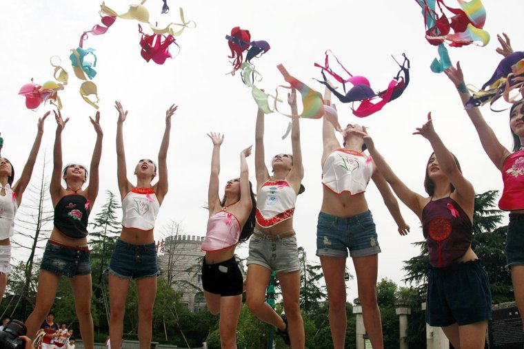 И В воздух чепчики бросали