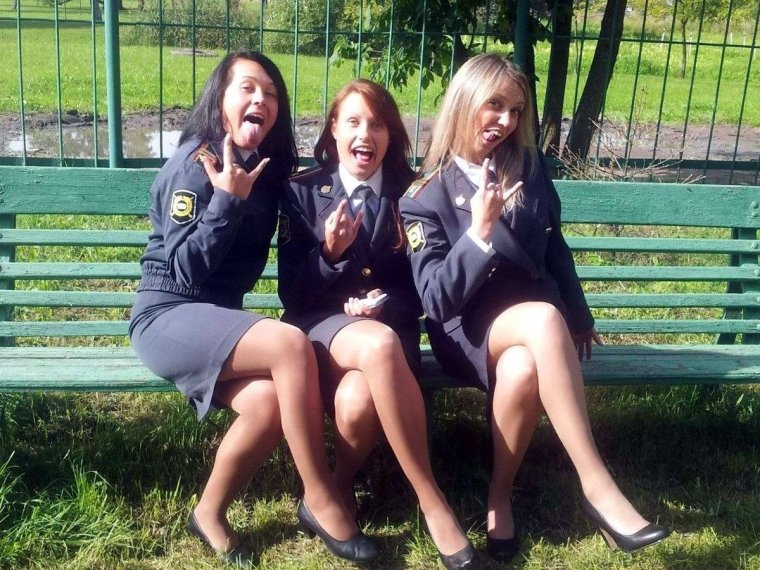 Школьница в милицейской форме