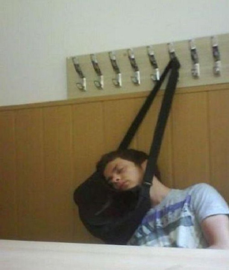 Певесились на дверной ручке