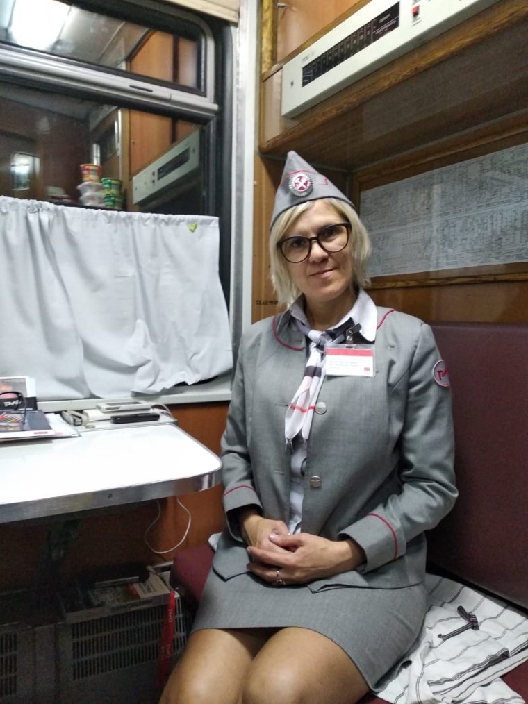 Пожилая проводница