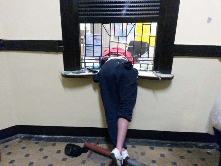 Застрял в турникете