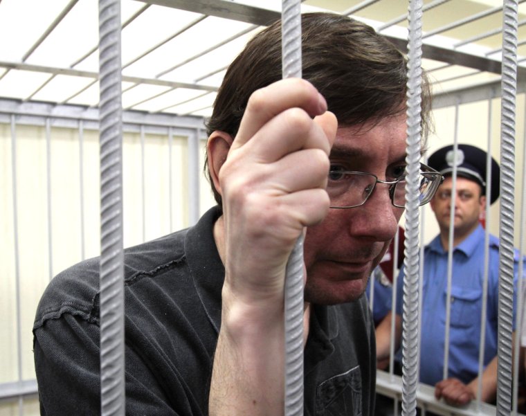 Арестованный за решеткой