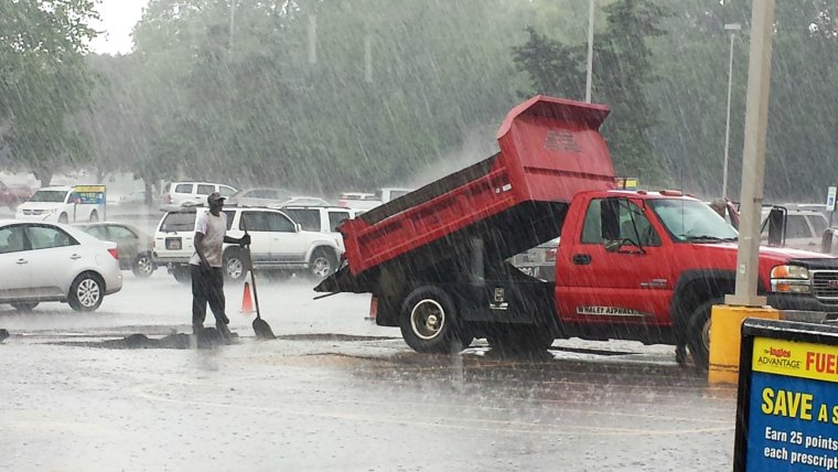 В США кладут асфальт в дождь