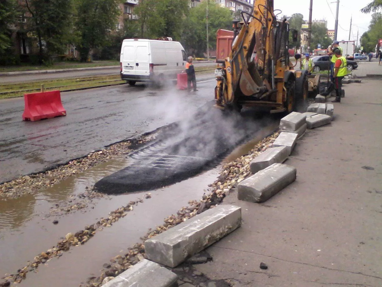 Кладут асфальт в лужу