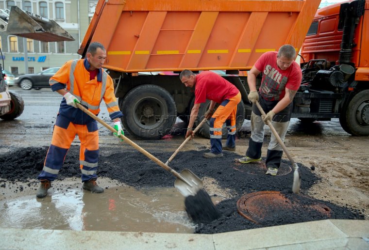 Дорожники кладут асфальт