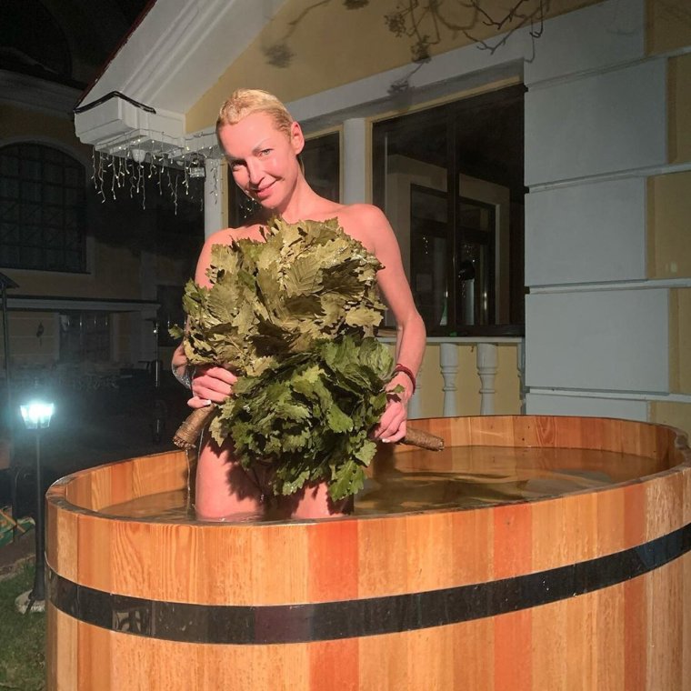 Анастасия Волочкова в купе