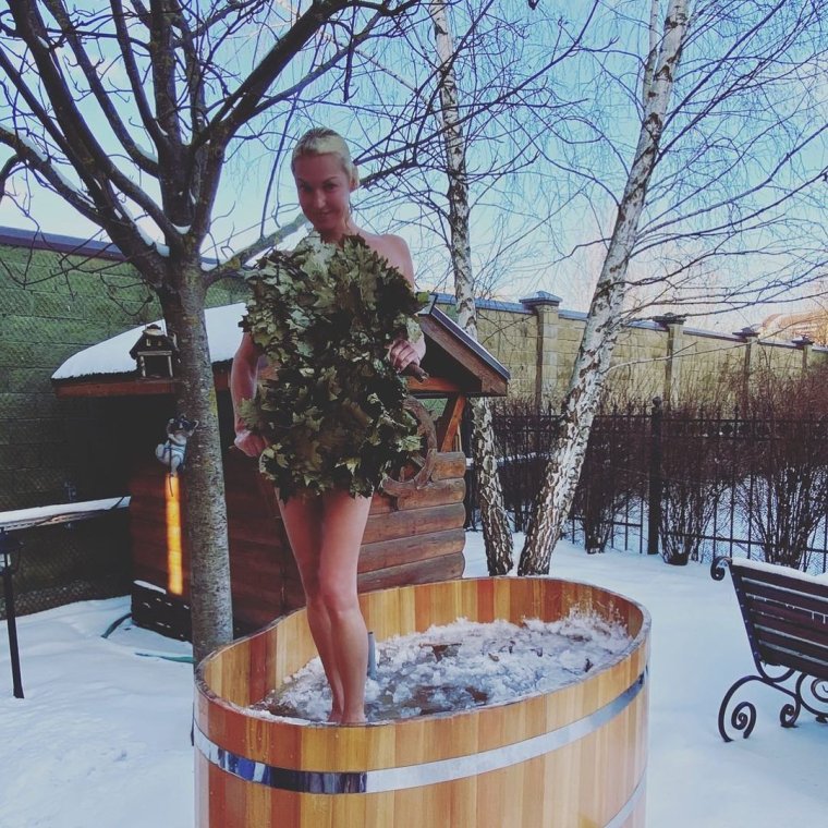 Анастасия Волочкова в купе