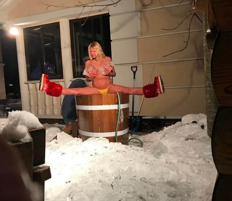 Анастасия Волочкова в бочке