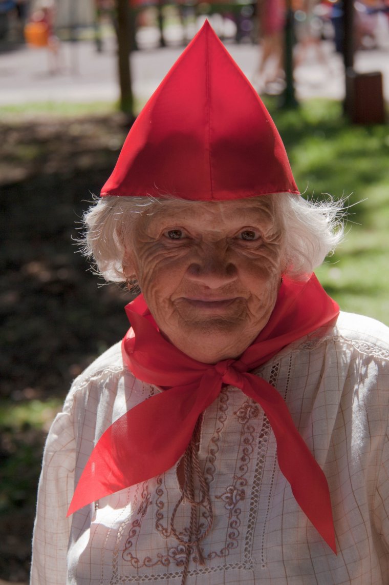 Бабушки в пионерских галстуках