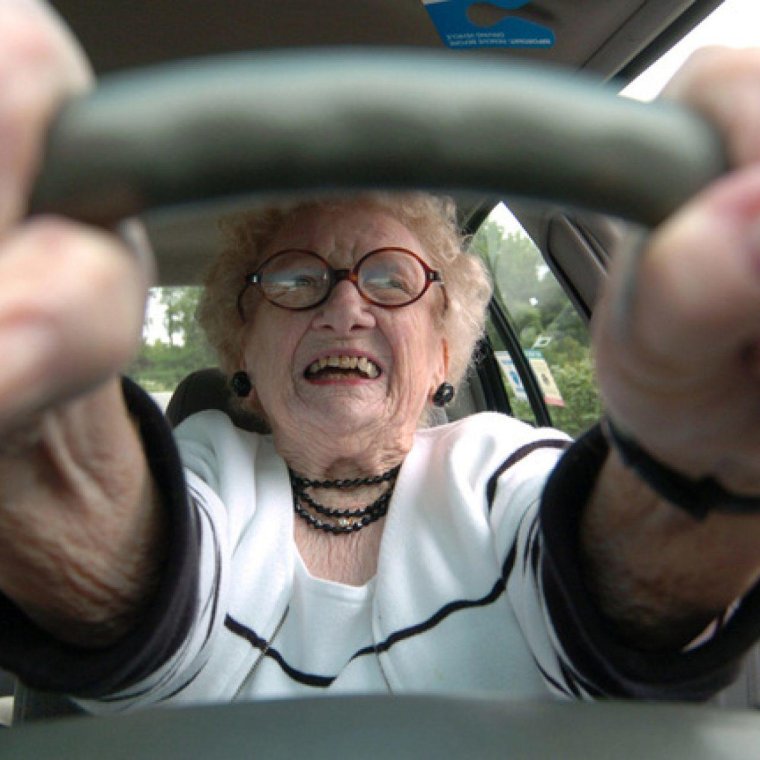 Пожилая женщина за рулем