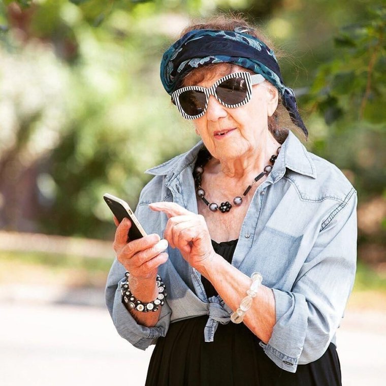 Веселая женщина в возрасте