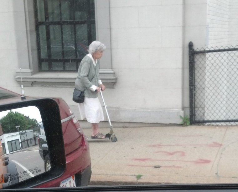 Старуха на самокате