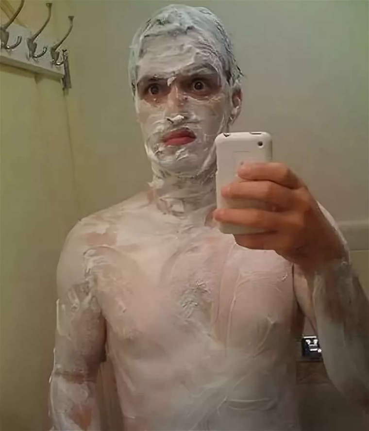 Человек в белой краске