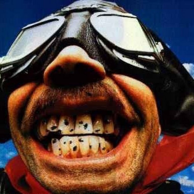 Смешной летчик в очках