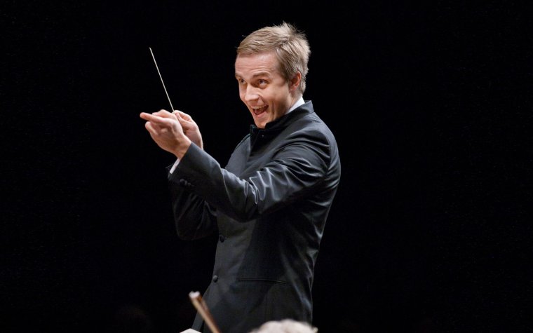 Дирижирует Василий Петренко